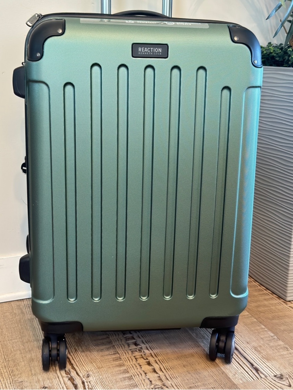 Kenneth Cole REACTION Renegade Luggage Exp. Spinner Hardside Suitcase carry on - Picture 16 of 16